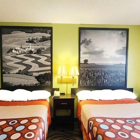 Super 8 By Wyndham Newton Hotel Bagian luar foto
