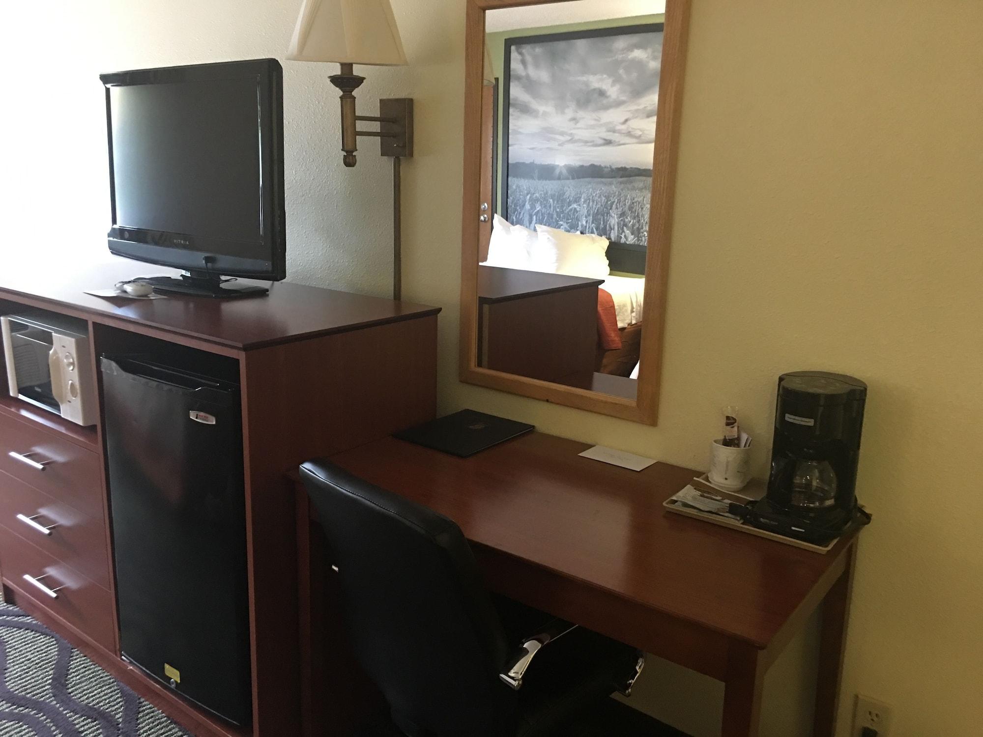 Super 8 By Wyndham Newton Hotel Bagian luar foto
