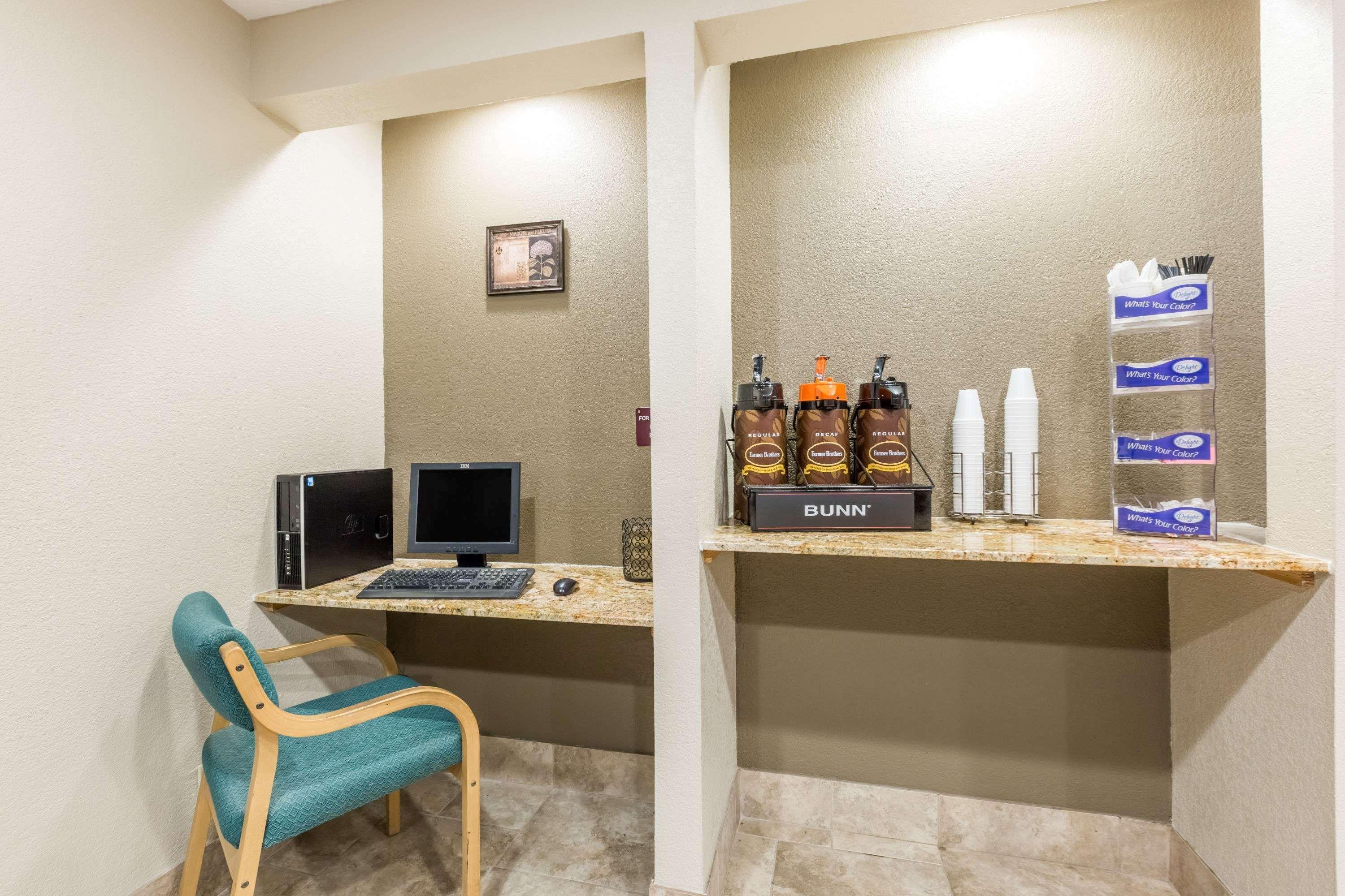 Super 8 By Wyndham Newton Hotel Bagian luar foto
