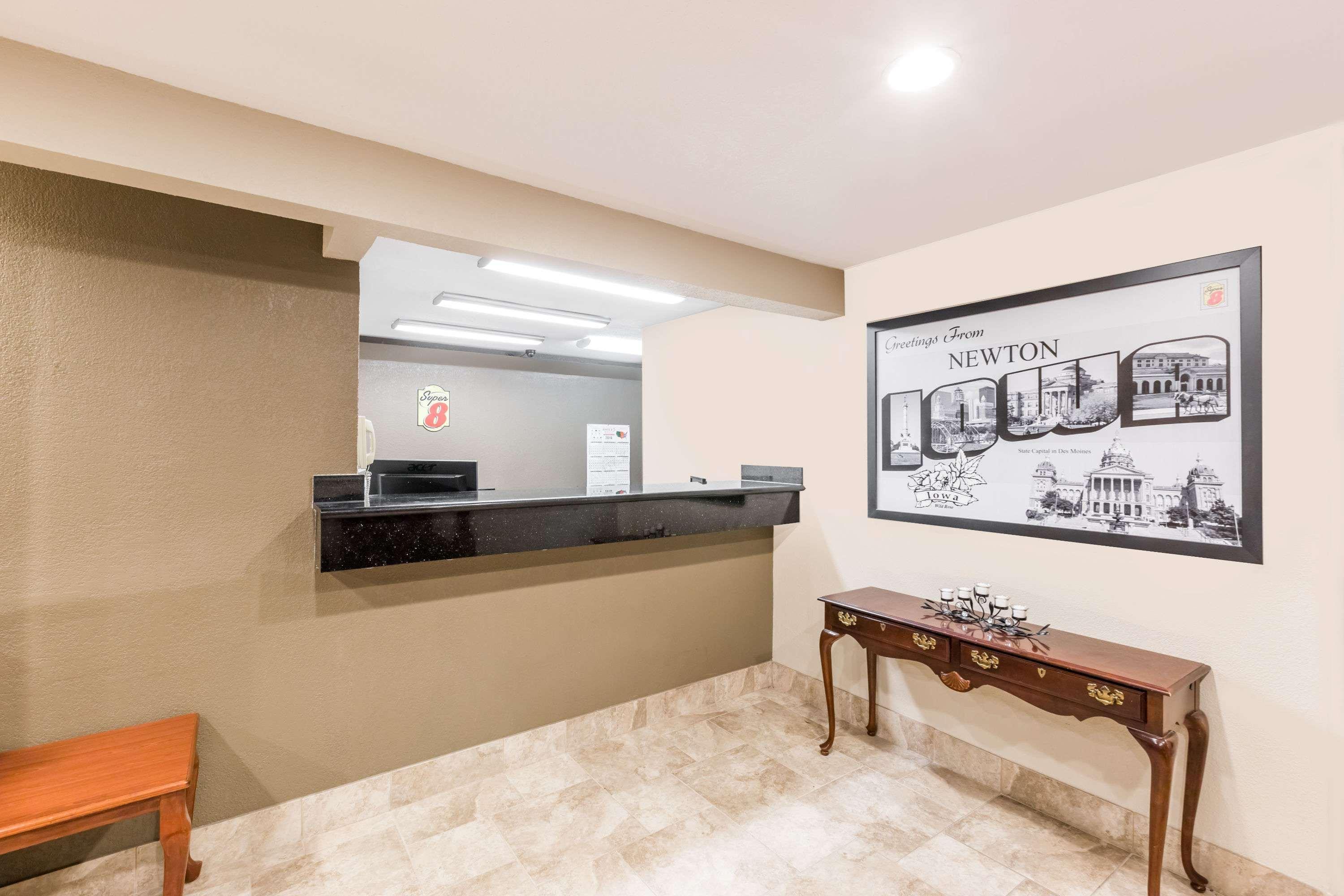 Super 8 By Wyndham Newton Hotel Bagian luar foto