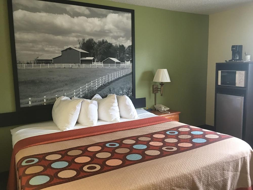 Super 8 By Wyndham Newton Hotel Bagian luar foto