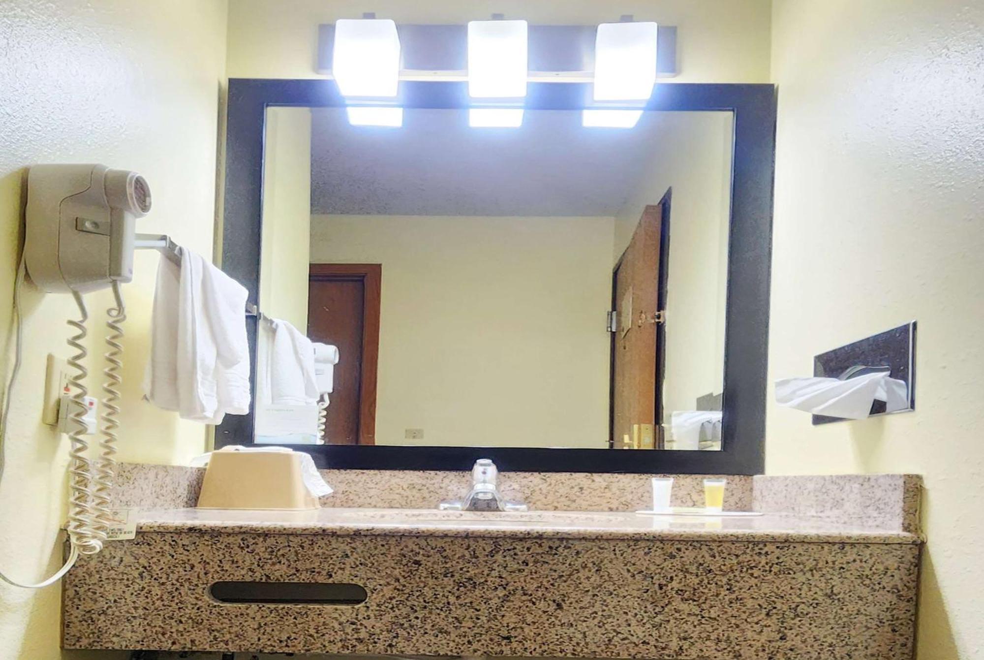 Super 8 By Wyndham Newton Hotel Bagian luar foto