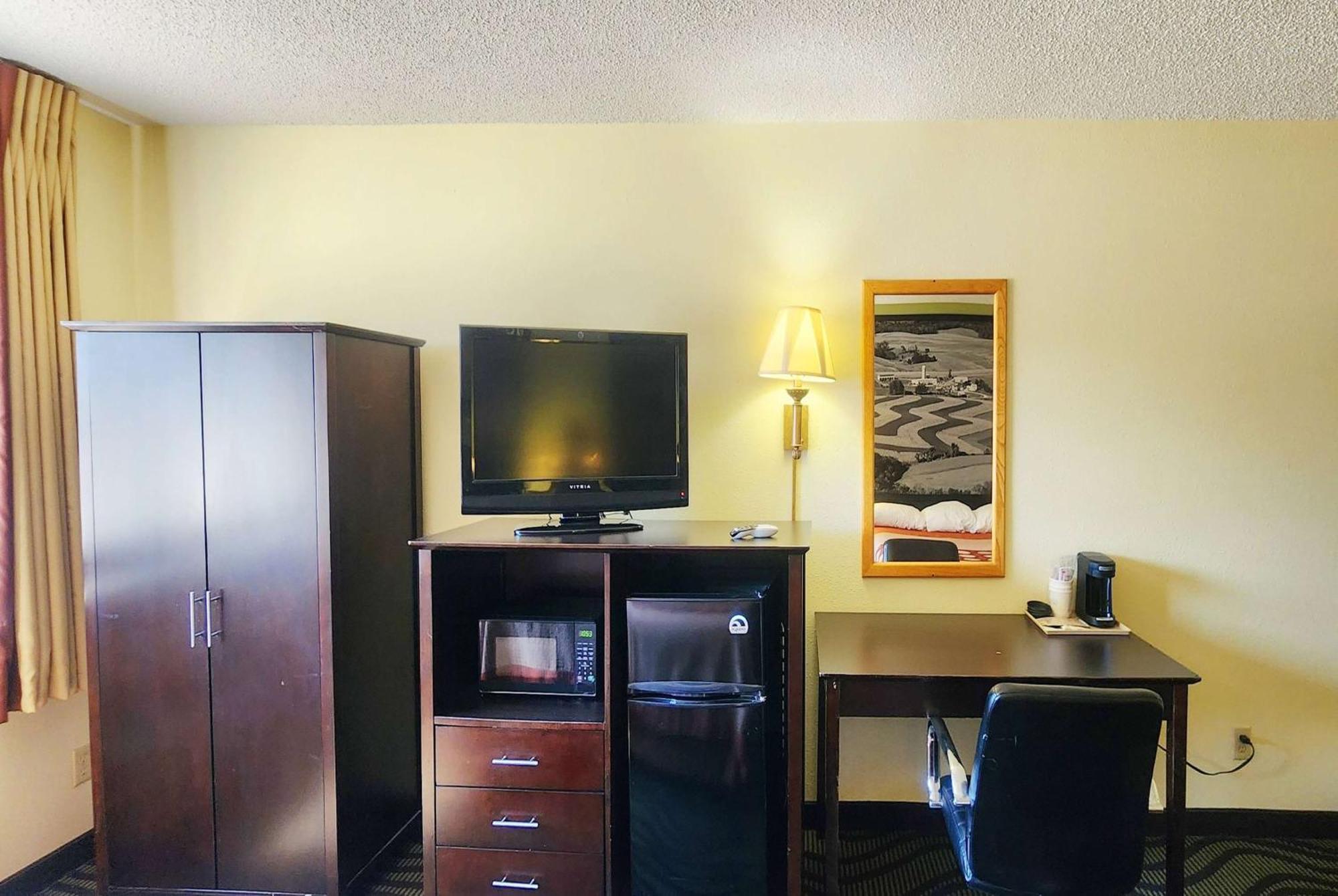 Super 8 By Wyndham Newton Hotel Bagian luar foto